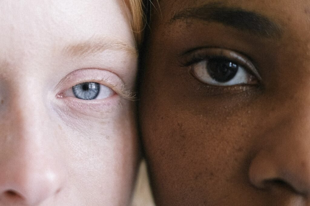 Levantamento do olhar: técnicas e tratamentos para rejuvenescer a expressão facial | Grupo Paula Chicralla Levantamento do olhar